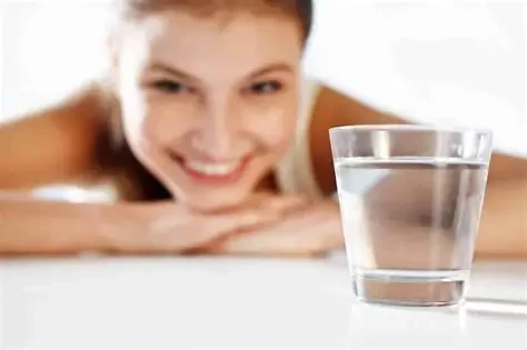 Bù nước đúng cách là yếu tố quan trọng giúp cơ thể nhanh hồi phục khi bị tiêu chảy. (Ảnh: Sưu tầm)