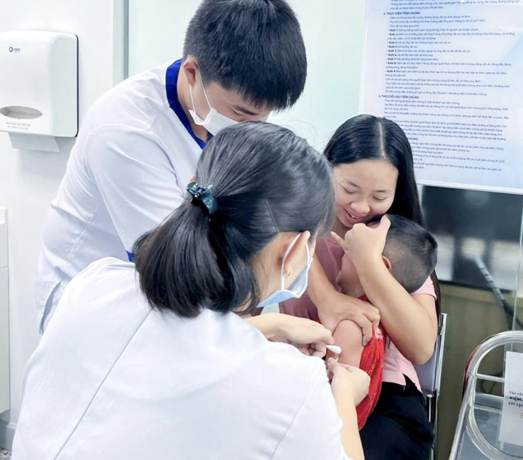 Bác sĩ khuyến cáo, phụ huynh nên cho trẻ tiêm vaccine trước Tết để phòng các bệnh hô hấp, cúm mùa thường xảy ra ở trẻ vào dịp Tết.