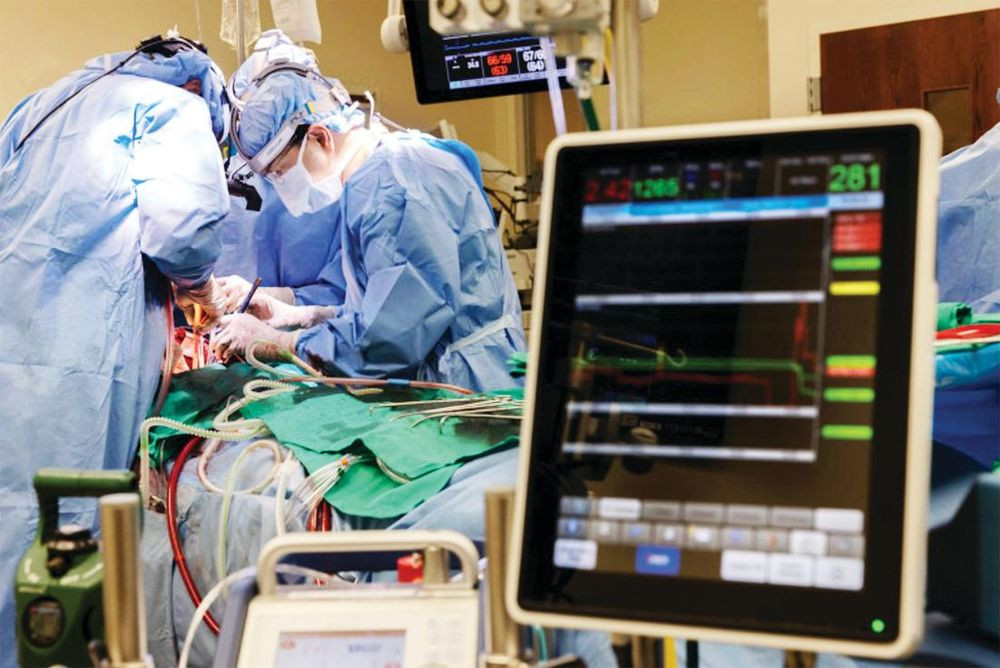 Các bác sĩ Đại học Northwestern phẫu thuật cho bệnh nhân ghép tạng (Ảnh: Northwestern Medicine)
