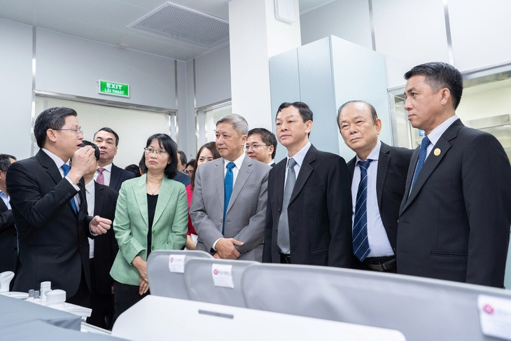 Lãnh đạo UBND TP.HCM, Bộ Y tế và Bệnh viện Chợ Rẫy tham quan hệ thống thông tim can thiệp hiện đại (Ảnh: BVCC)