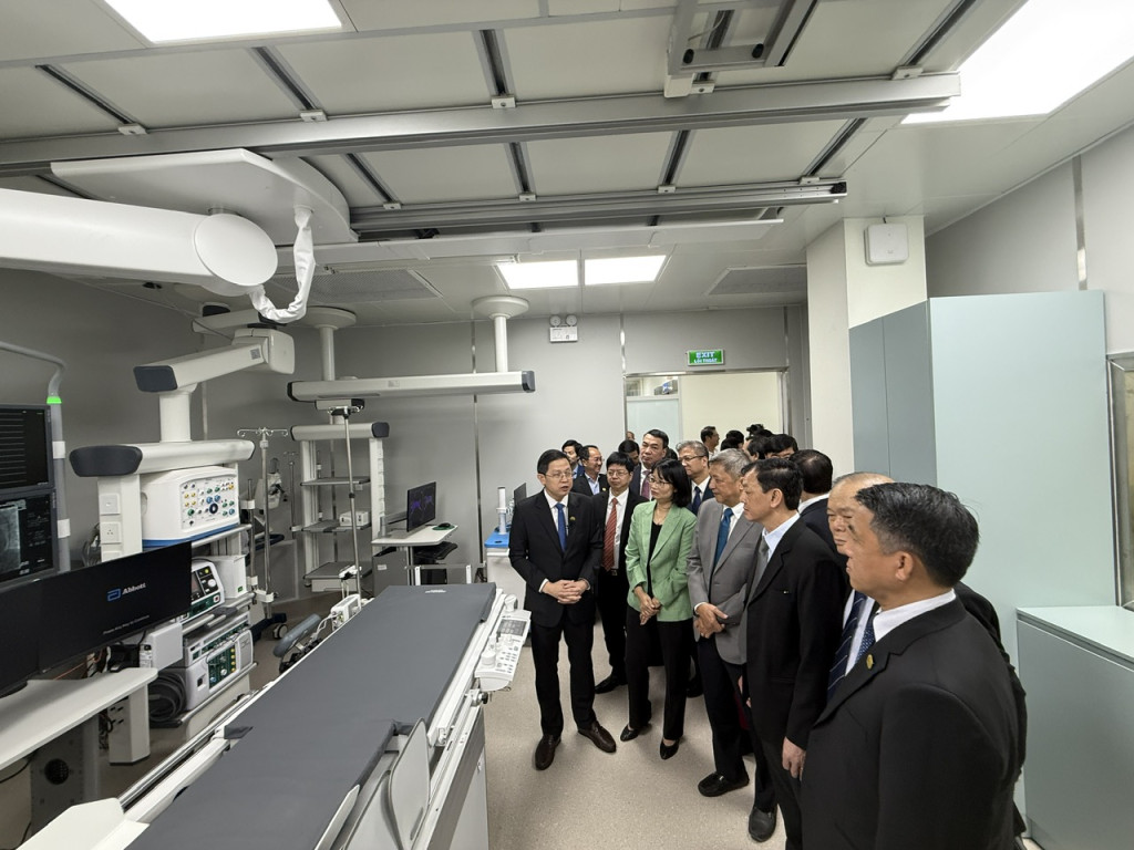Các đại biểu tham quan hệ thống thông tim can thiệp (Ảnh: BVCC)