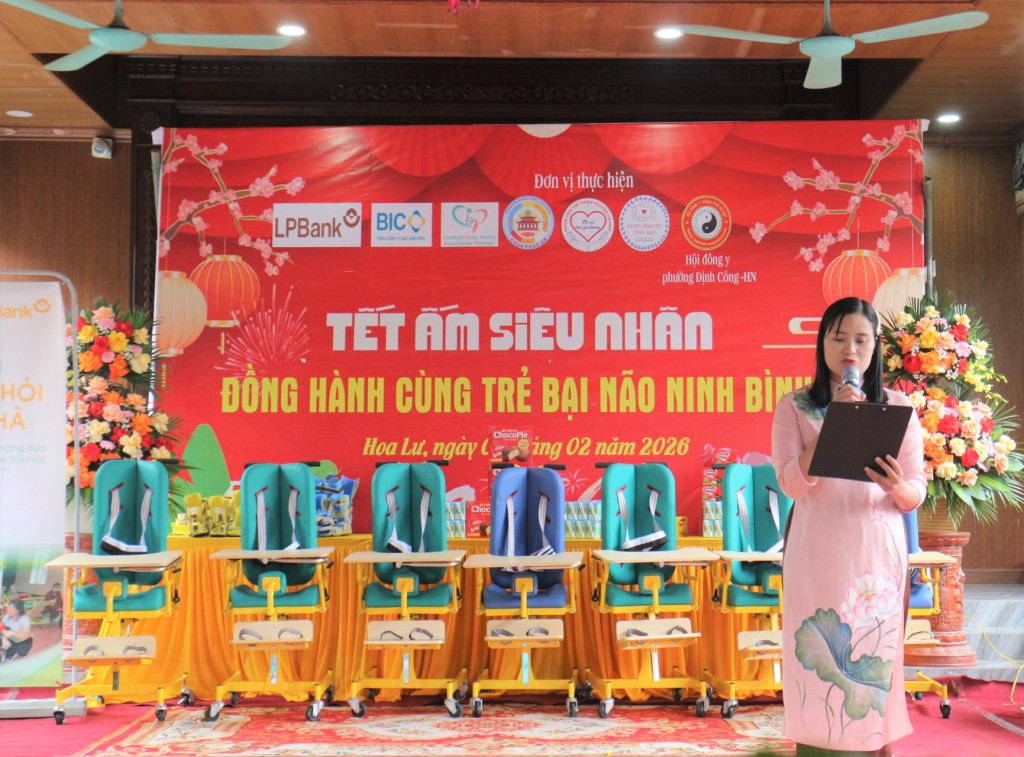 Bà Nguyễn Thị Lụa – Chi Hội trưởng Chi Hội Gia đình trẻ em và người bại não tỉnh Ninh Bình phát biểu khai mạc chương trình