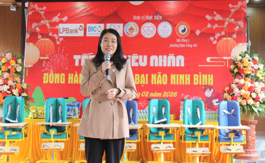 Bà Đinh Thị Lan Anh - Chủ tịch Hội Gia đình trẻ em và người bại não Việt Nam xúc động chia sẻ tại chương trình