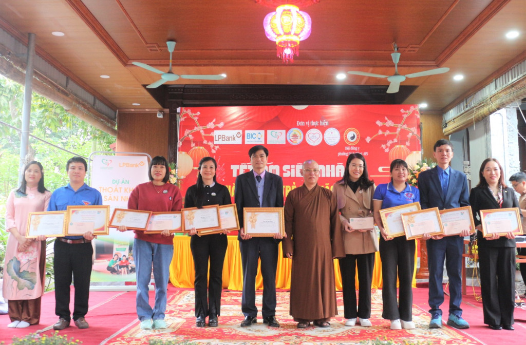 Trụ trì chùa Phúc An tri ân các nhà tài trợ
