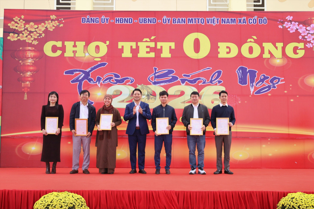 Lãnh đạo xã Cổ Đô khen thưởng, tri ân các tập thể, cá nhân có nhiều đóng góp chương trình Chợ Tết 0 đồng xuân Bính Ngọ 2026.