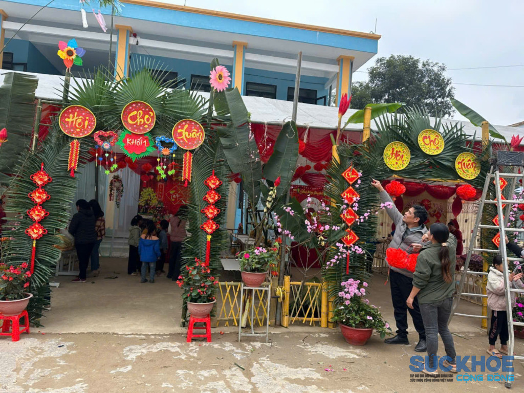 Công tác chuẩn bị trang trí các gian hàng ( ảnh: ĐT)