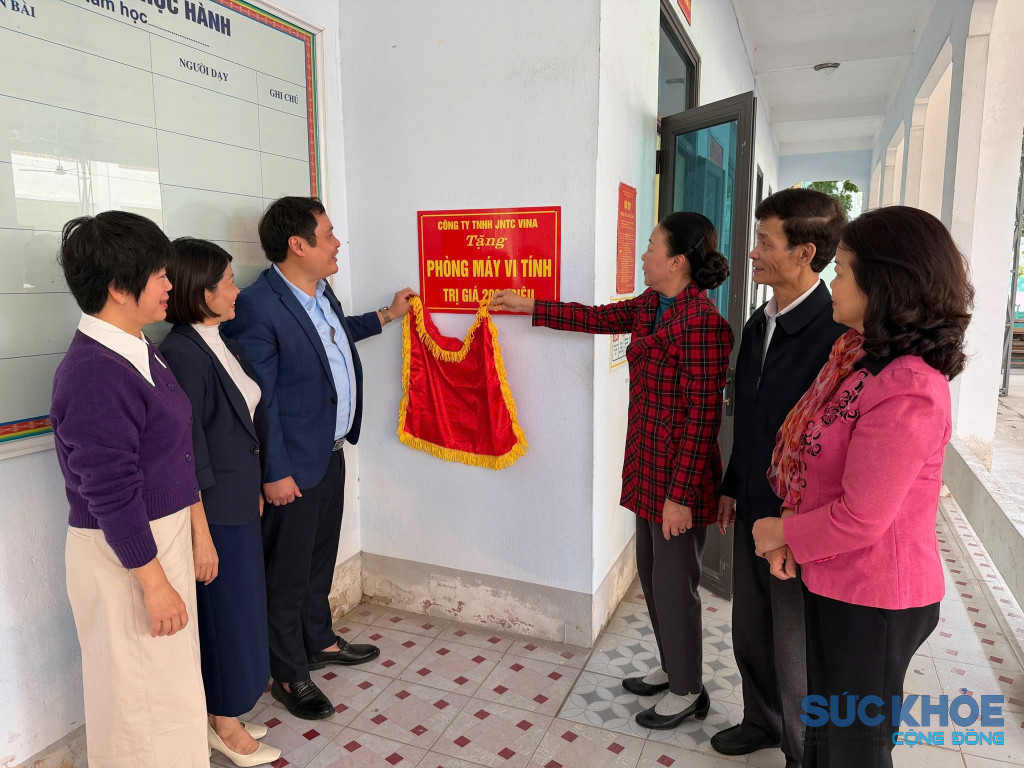 Trao phòng máy vi tính trị giá 200 triệu đồng cho Trường THPT HÙng Vương ( ảnh: ĐT)