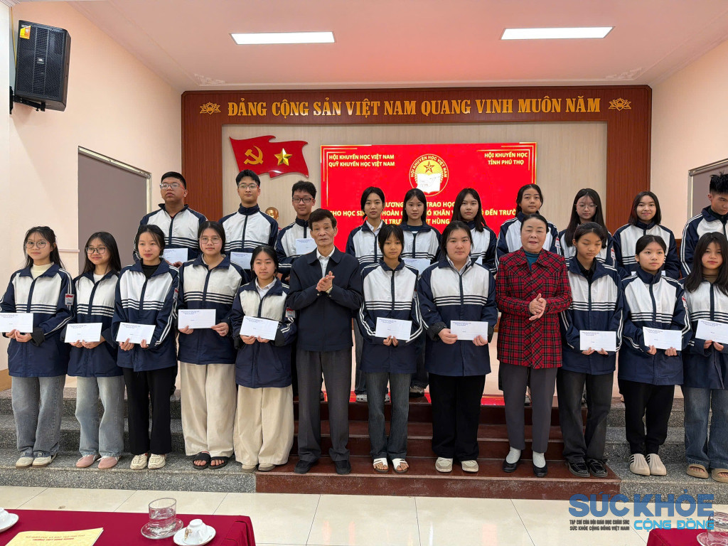 Lãnh đọa hội khuyến học và lãnh đạo sở Giáo dục trao quà cho học sinh có hoàn cảnh khó khăn (ảnh: ĐT)