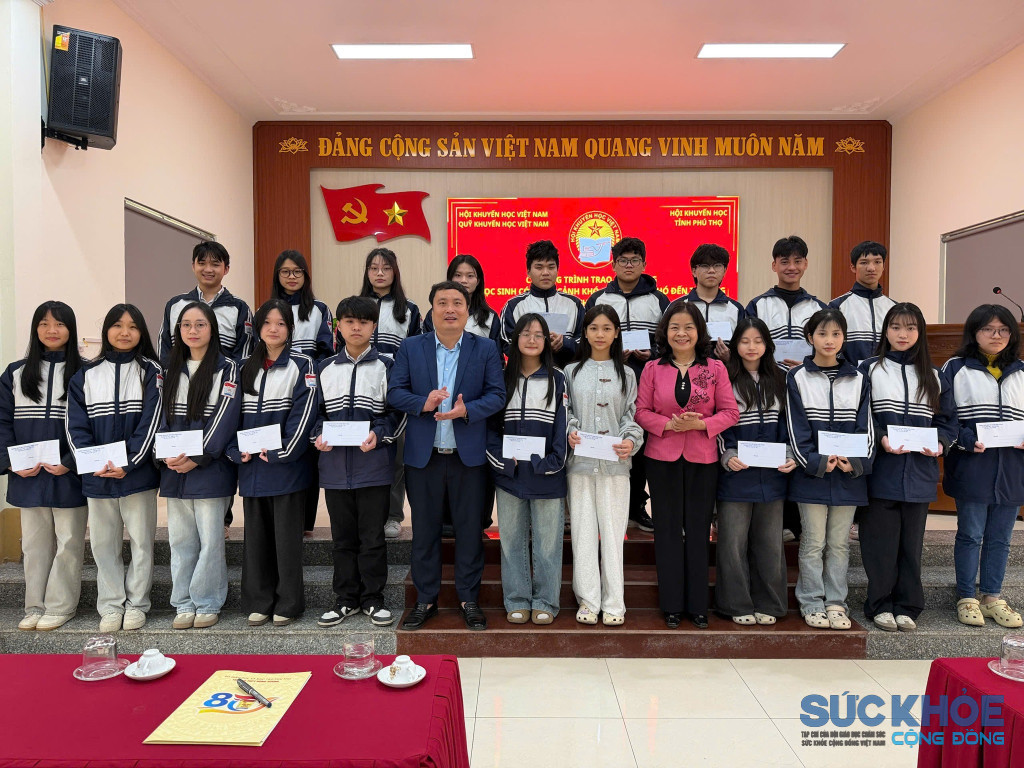Lãnh đạo Trường và Hội khuyến học trao quà cho học sinh 
