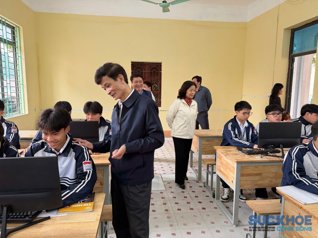 Nhà giáo ưu tú Phùng Quốc Lập – Phó Giám đốc Sở Giáo dục và Đào tạo tỉnh Phú Thọ động viên học sinh sử dụng phòng máy vi tính mới ( ảnh: ĐT)