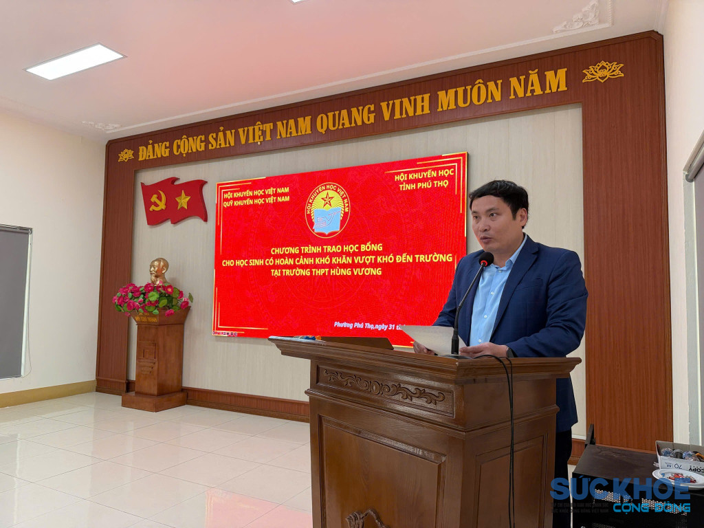 thầy giáo Triệu Trung Kiên – Hiệu trưởng Trường THPT Hùng Vương bày tỏ sự trân trọng và lòng biết ơn sâu sắc trước sự quan tâm, hỗ trợ kịp thời của Hội Khuyến học (ảnh: ĐT)