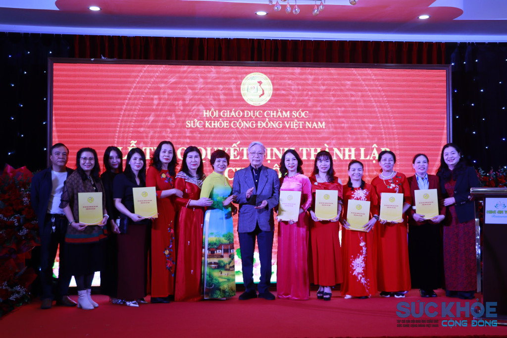 Ông Nguyễn Hồng Quân Chủ tịch Trung ương Hội Giáo dục Chăm sóc Sức khỏe Cộng đồng Việt Nam nguyên Ủy viên Ban Chấp hành Trung ương Đảng Cộng sản Việt Nam, nguyên Bộ trưởng Bộ Xây dựngtrao Quyết định thành lập Chi hội trực thuộc Liên Chi hội Giáo dục Chăm sóc Sức khỏe Cộng đồng Chiến Thắng.