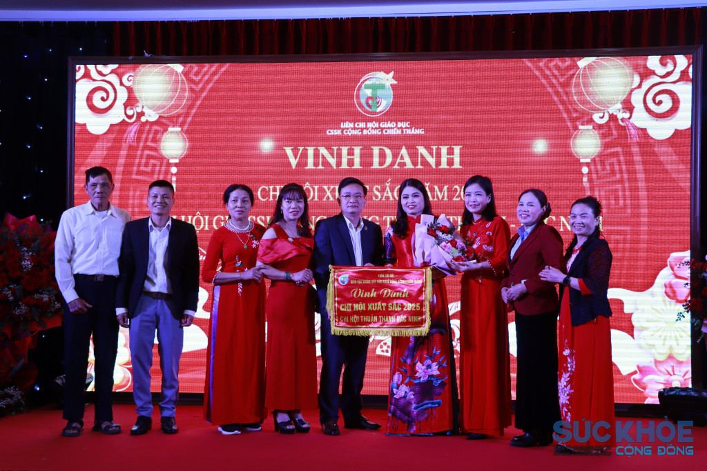 Chủ tịch Liên Chi hội Giáo dục Chăm sóc Sức khỏe Cộng đồng Chiến Thắng trao giấy khen, biểu dương các tập thể, cá nhân có nhiều đóng góp trong năm 2025.