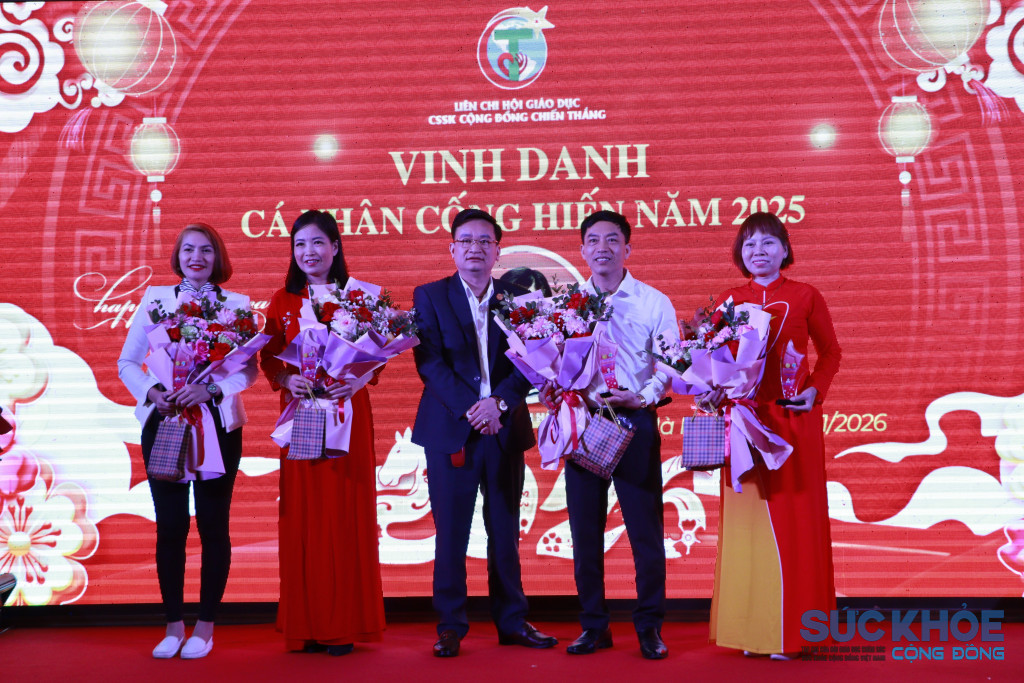 Chủ tịch Liên Chi hội Giáo dục Chăm sóc Sức khỏe Cộng đồng Chiến Thắng trao giấy khen, biểu dương các tập thể, cá nhân có nhiều đóng góp trong năm 2025.