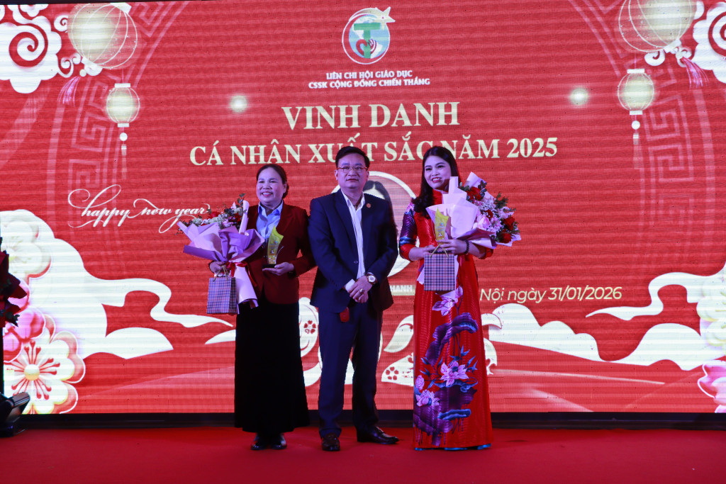 Chủ tịch Liên Chi hội Giáo dục Chăm sóc Sức khỏe Cộng đồng Chiến Thắng trao giấy khen, biểu dương các tập thể, cá nhân có nhiều đóng góp trong năm 2025.