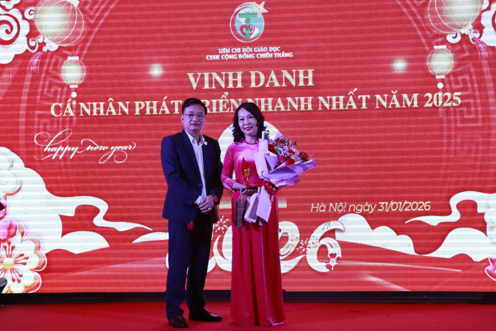 Chủ tịch Liên Chi hội Giáo dục Chăm sóc Sức khỏe Cộng đồng Chiến Thắng trao giấy khen, biểu dương các tập thể, cá nhân có nhiều đóng góp trong năm 2025.