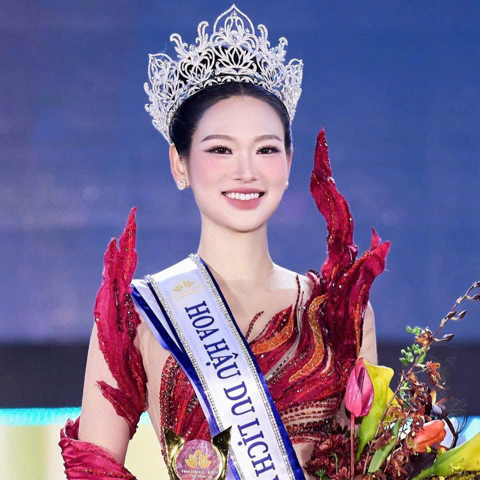 Hoa hậu Du lịch Việt Nam 2026 Nguyễn Phương Linh trong đêm đăng quang (Ảnh: Sưu tầm)