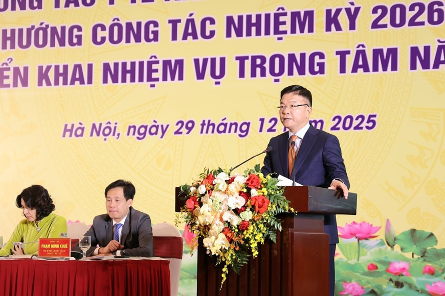 Phó Thủ tướng Lê Thành Long phát biểu chỉ đạo Hội nghị toàn quốc tổng kết công tác y tế năm 2025, nhiệm kỳ 2021-2025; định hướng công tác nhiệm kỳ 2026 - 2030 và triển khai nhiệm vụ trọng tâm năm 2026 (Ảnh: Tuấn Dũng)