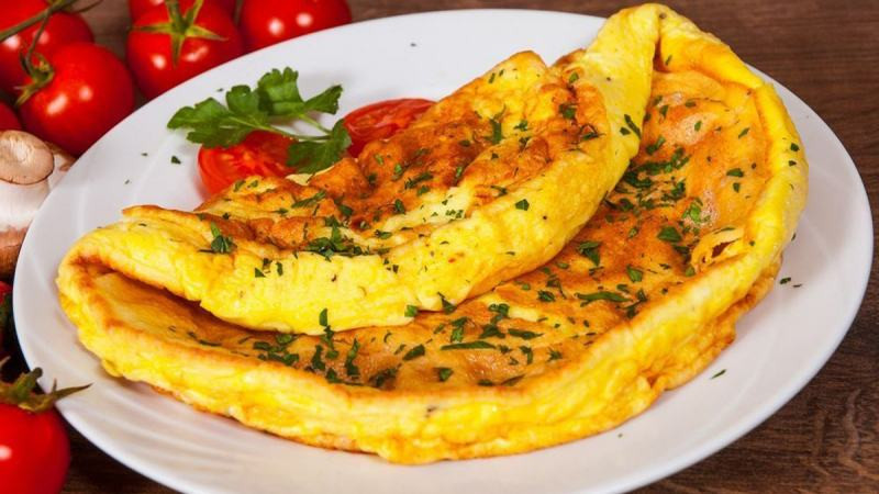 Điều chỉnh lửa vừa và xử lý chảo đúng cách giúp trứng chín đều, không cháy cạnh hay dính chảo. (Ảnh: Sưu tầm)