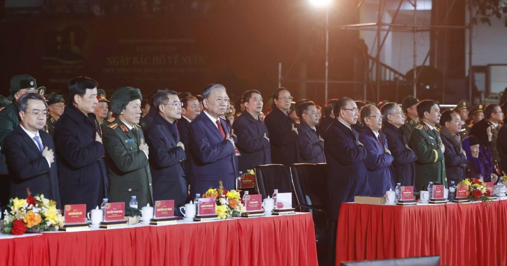 ổng Bí thư Tô Lâm, các đồng chí lãnh đạo, nguyên lãnh đạo Đảng, Nhà nước tưởng nhớ đến Chủ tịch Hồ Chí Minh tại Cầu truyền hình “Hai tay xây dựng một sơn hà”, điểm cầu Cao Bằng tối 28/1 (Ảnh: TL)