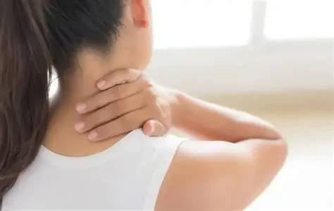 Thói quen ngồi sai tư thế, cúi đầu dùng điện thoại trong thời gian dài là nguyên nhân phổ biến khiến đốt sống cổ bị quá tải, dễ đau mỏi và thoái hóa sớm. (Ảnh: Sưu tầm)