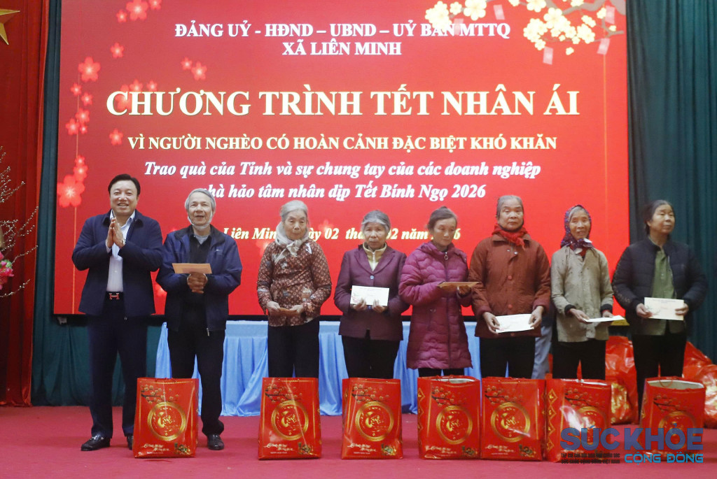 Phó Chủ tịch UBND tỉnh Nguyễn Huy Ngọc trao quà Tết cho các hộ nghèo