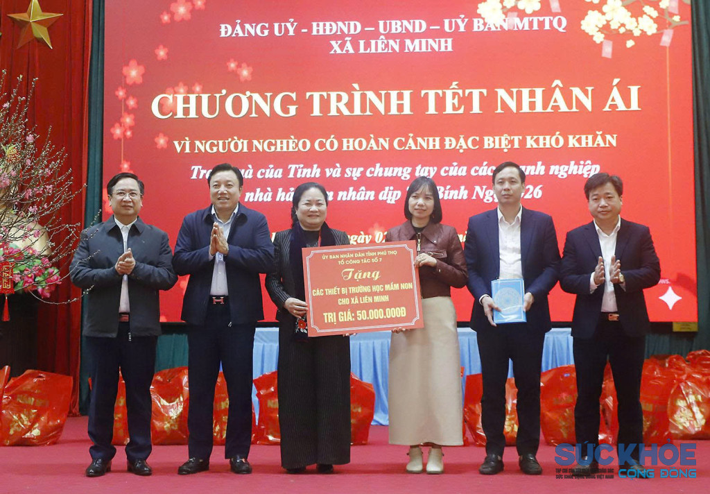 Tổ công tác số 7 của tỉnh trao 35 suất quà, mỗi suất 500 nghìn đồng; trao tặng trang thiết bị trường học cho Trường Mầm non xã Liên Minh trị giá 50 triệu đồng (ảnh: Đình Thơm)