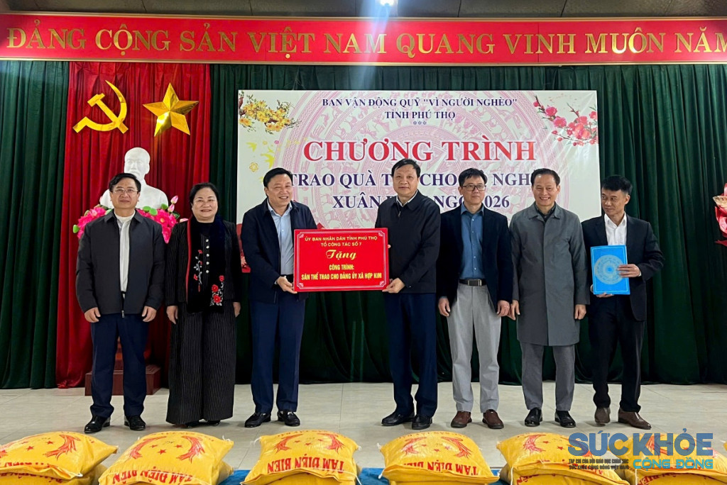 Phó Chủ tịch UBND tỉnh Nguyễn Huy Ngọc và Đoàn công tác trao tặng công trình sân chơi thể thao cho Đảng ủy xã Hợp Kim (ảnh: ĐT)