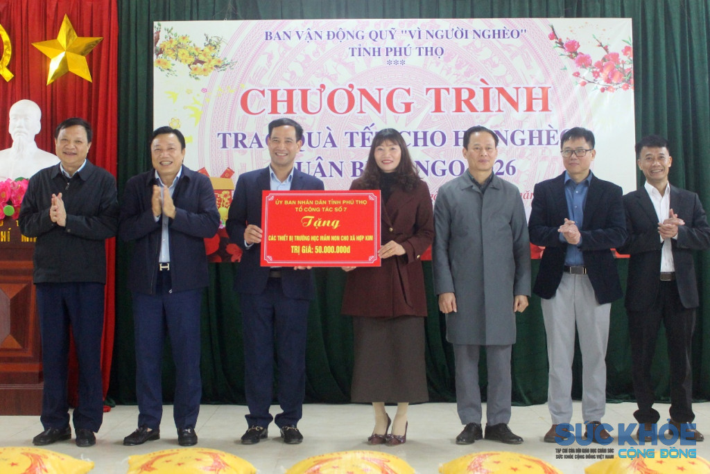 Phó Chủ tịch UBND tỉnh Nguyễn Huy Ngọc và Đoàn công tác trao tặng các thiết bị trường học mầm non cho đại diện UBND xã Hợp Kim (ảnh: ĐT)