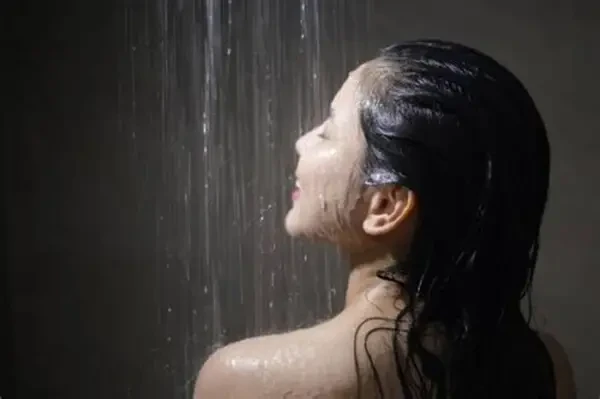 Tắm đêm bằng nước lạnh có thể khiến cơ thể bị sốc nhiệt, làm tăng áp lực lên hệ tim mạch và tiềm ẩn nguy cơ đột quỵ. (Ảnh minh hoạ)