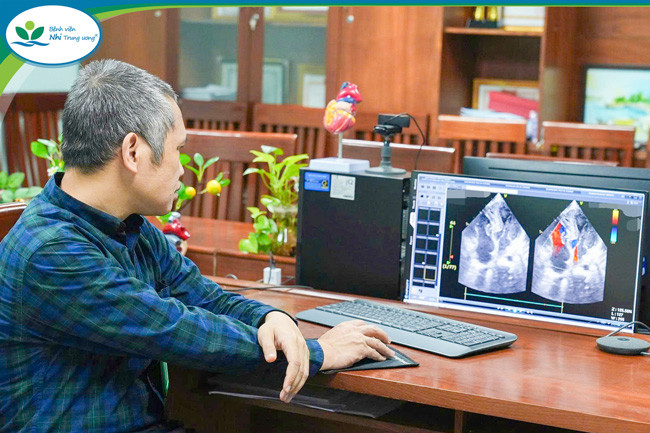 PGS.TS Nguyễn Lý Thịnh Trường phân tích hình ảnh cấu trúc tim của trẻ sau phẫu thuật (Ảnh: BVCC)