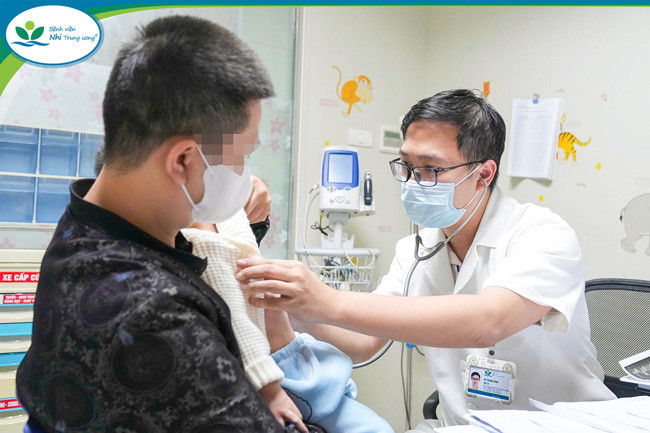 Bệnh nhi được thăm khám, theo dõi sát sao theo chiến lược điều trị nhiều giai đoạn (Ảnh: BVCC)