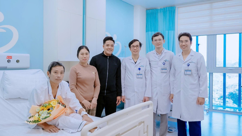 Ê-kíp bác sĩ chúc mừng bệnh nhân phẫu thuật thành công