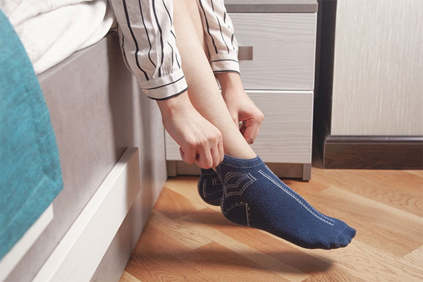 Thói quen mang tất lúc ngủ có thể mang lại nhiều lợi ích cho sức khỏe nếu thực hiện đúng cách. (Ảnh: Sưu tầm)