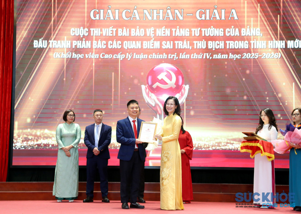 TS Nguyễn Ngọc Dung, Phó Giám độc Học viện Chính trị khu vực I trao giải A cá nhân cho học viên Vũ Đình Thơm, lớp K72- A08 ( ảnh: CTT)