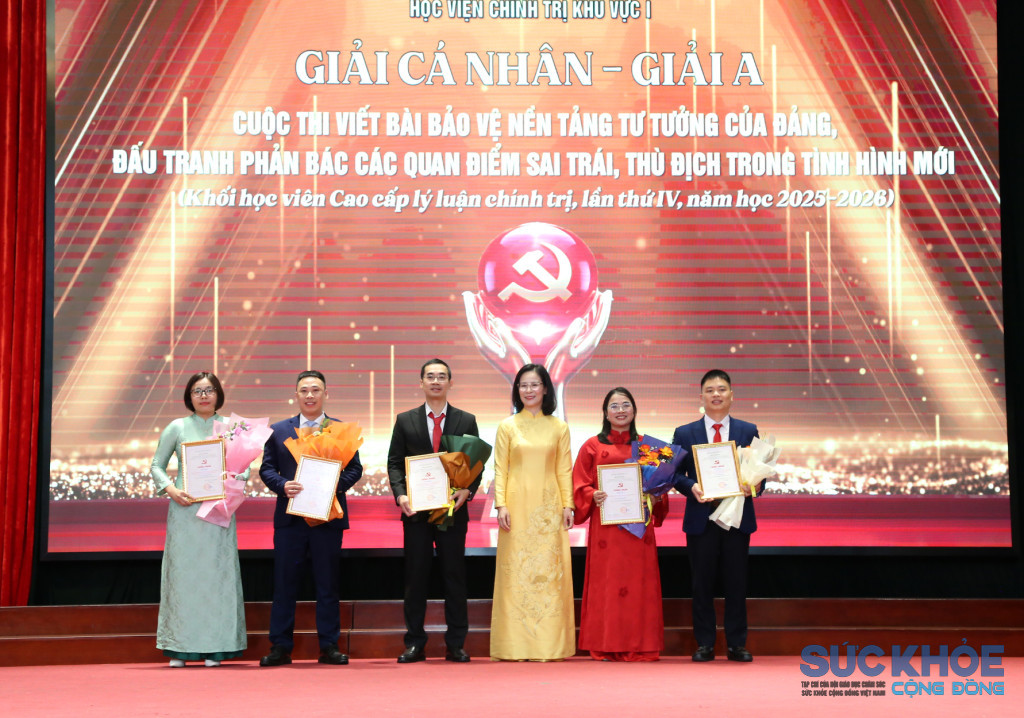 TS. Nguyễn Ngọc Dung, Phó Giám đốc Học viện Chính trị trao 5 giải A cá nhân(ảnh: CTT)