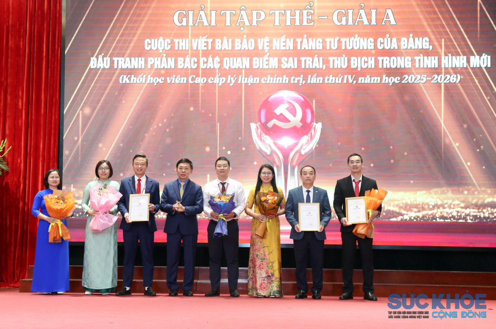 PGS.TS Nguyễn Vĩnh Thanh, Giám đốc học viện chính trị khu vực I trao giải A cho các tập thể ( ảnh: CTT)