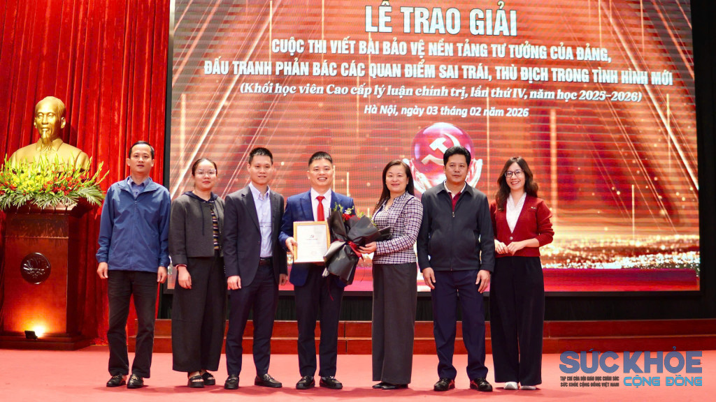 Ban cán sự lớp K72 - A08 tặng hoa chúc mừng học viên Vũ Đình Thơm đoạt giải A ( ảnh: Huy Chung)