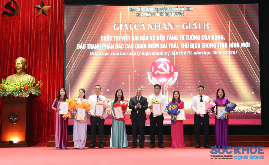 TS Vũ Văn Hậu, Phó Giám đốc  Học viện Chính trị trao giải B cá nhân ( ảnh: CTT)