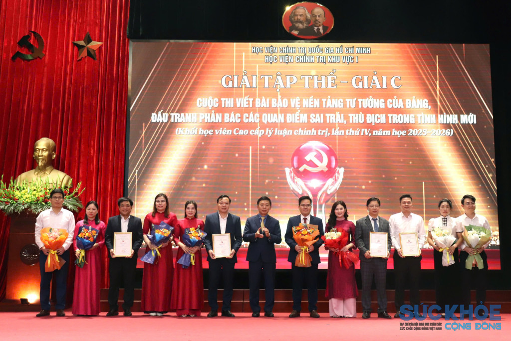 PGS.TS Nguyễn Vĩnh Thanh, Giám đốc Học viện Chính trị khu vực I trao C giải Tập thể ( ảnh: CTT)