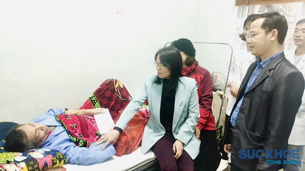 Tặng quà tết cho bệnh nhân ( ảnh: ĐT)