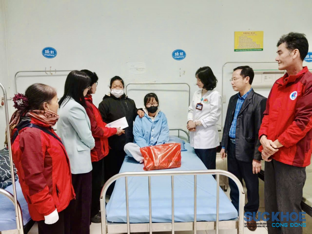 Động viên bệnh nhân đang điều trị tại trung tâm ( ảnh: ĐT)