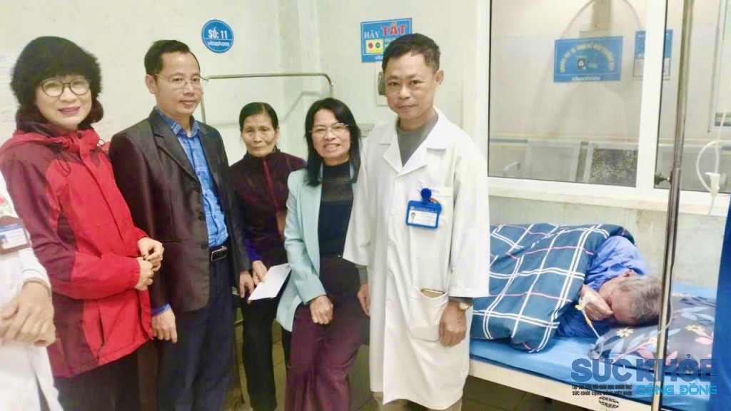 Lạnh đạo TTYT Sông Lô và đại diện câu lạc Bộ từ thiện tặng quà co bệnh nhân ( ảnh: ĐT)