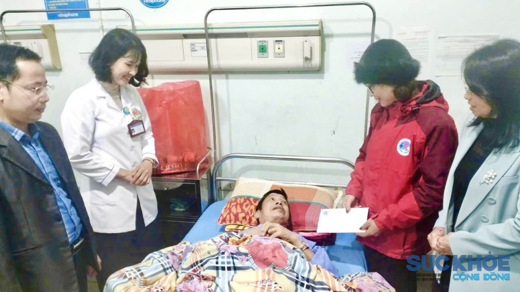 Chia sẻ những khó khăn với bệnh nhân ( ảnh: ĐT)