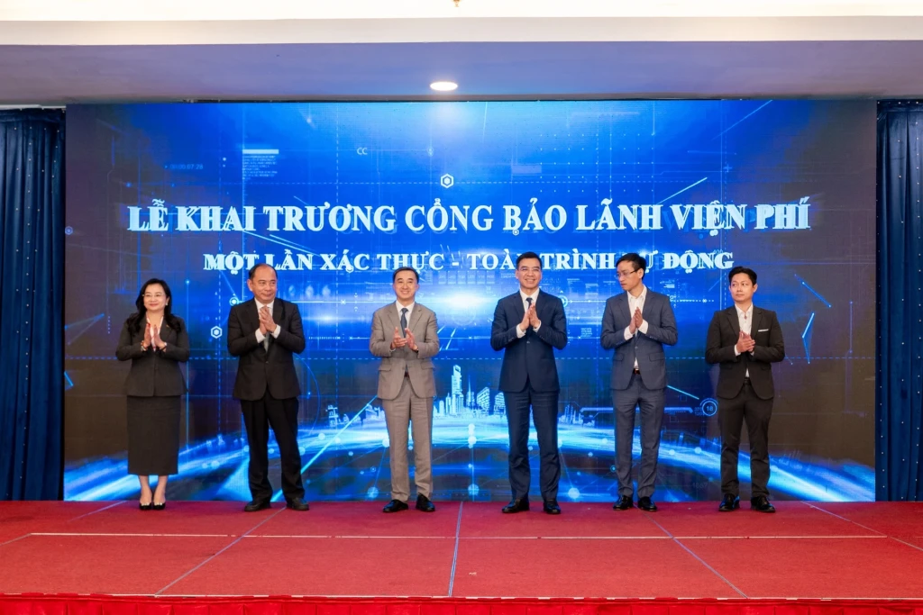 Thứ trưởng Y tế Trần Văn Thuấn, TS.BS Hà Anh Đức, PGS.TS Tăng Chí Thượng cùng lãnh đạo các bên liên quan bấm nút khai trương Cổng bảo lãnh viện phí. Ảnh: Bộ Y tế.