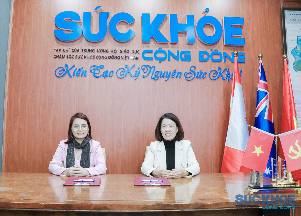 Nhà báo Chu Thị Loan - Tổng biên tập Tạp chí Sức Khỏe Cộng Đồng và Giám đốc công ty Nguyễn Thị Lệ  trong buổi lễ ký kết.