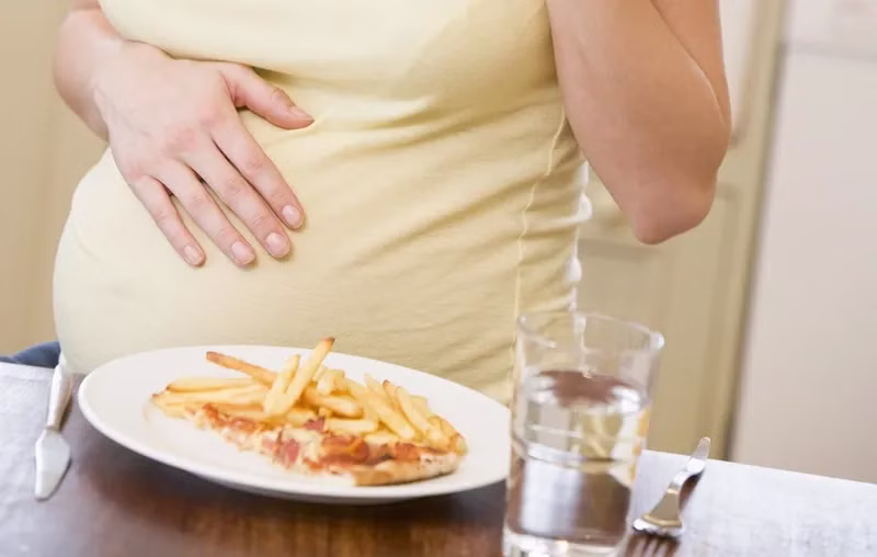 Mẹ bầu nên ưu tiên khoai tây luộc, hấp hoặc nướng, hạn chế khoai tây chiên để tránh tăng cân và rối loạn đường huyết.(Ảnh: Sưu tầm)
