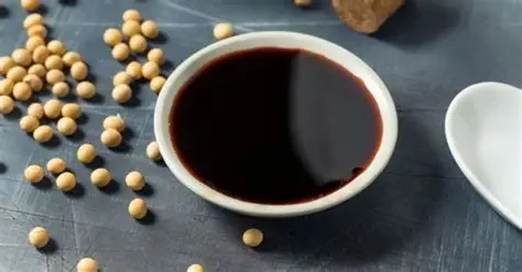 Hắc xì dầu đặc biệt phù hợp với các món kho, xào, chiên quay cần lên màu nâu đẹp mắt. (Ảnh: Sưu tầm)