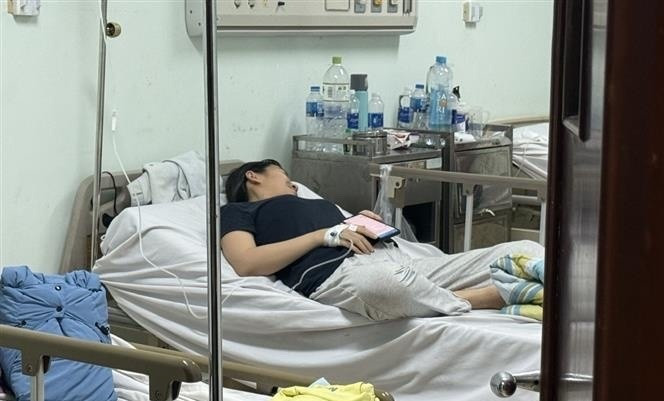 Một bệnh nhân nhập nghi ngộ thực phẩm sau ăn tiệc tất niên cồng ty (Ảnh: Hoàng Nhị)