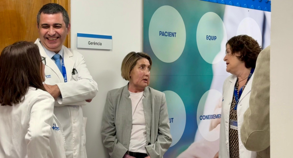 Bà Carme nói chuyện với các bác sĩ tại Bệnh viện Vall d'Hebron ở Barcelona, ​​Tây Ban Nha, ngày 2/2 (Ảnh: Bệnh viện Vall d'Hebron)